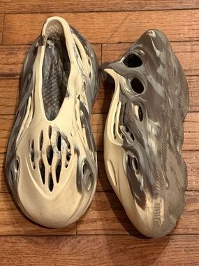 Adidas Yeezy Foam Runner MXT Sneakers in Moon Cream Gray Size 7 unisex